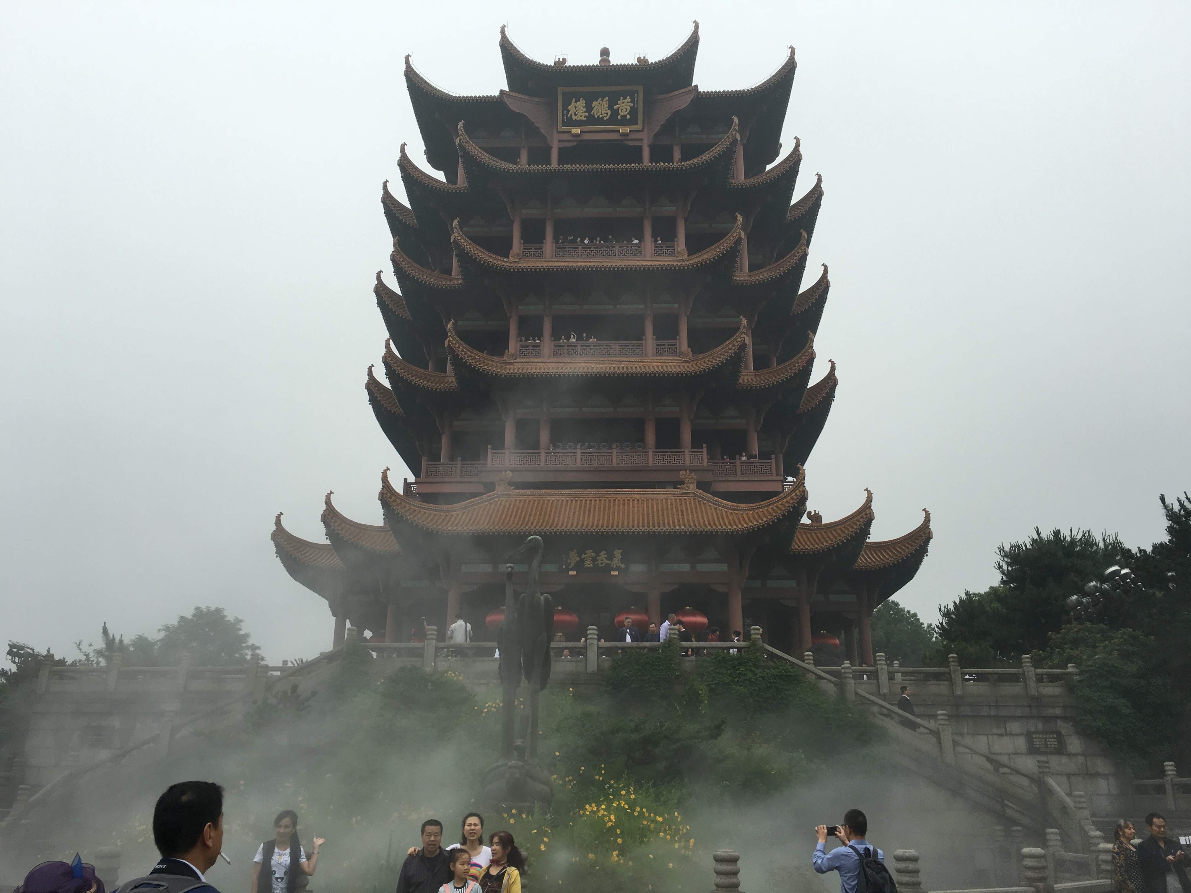 中国、武漢にて。黄鶴楼を見上げる。