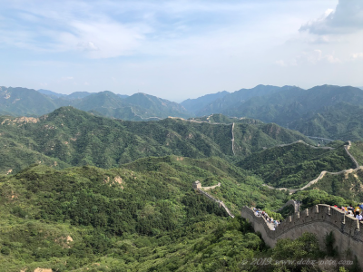 北京、八達嶺頂上の北八楼からの景色、山の尾根を縫う長城