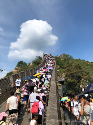 北京、八達嶺万里の長城を登る人混み