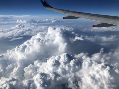 北京から関西への飛行機のマドからの景色