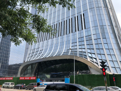 工事中の北京尊ビルの入り口