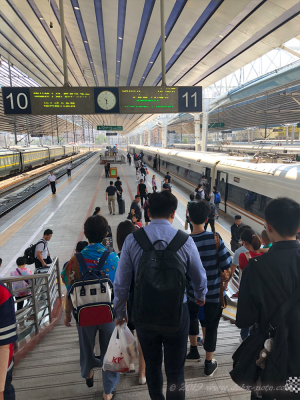 北京西駅の高鉄のプラットフォーム