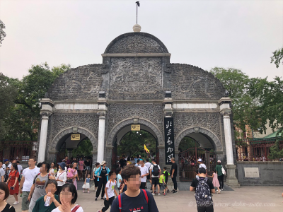 家族連れでにぎわう北京動物園の入り口