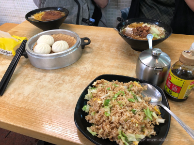 北京、王府井近くで食べるチャーハンと麺