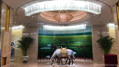 北京のホテル、モンゴリアンのロビーにある馬のオブジェ