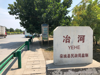 中国、河北省、石家庄郊外のバス停