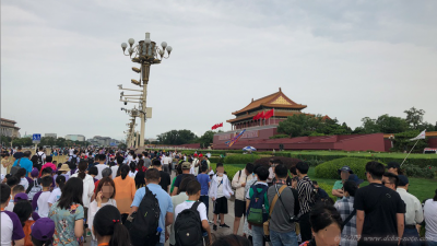 北京、天安門前の人混み