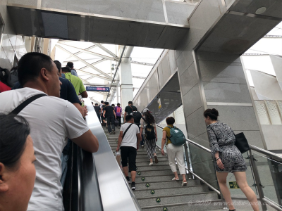 北京地下鉄昌平線の駅のエスカレーター