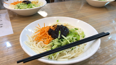 北京、前門で食べるジャージャー麺