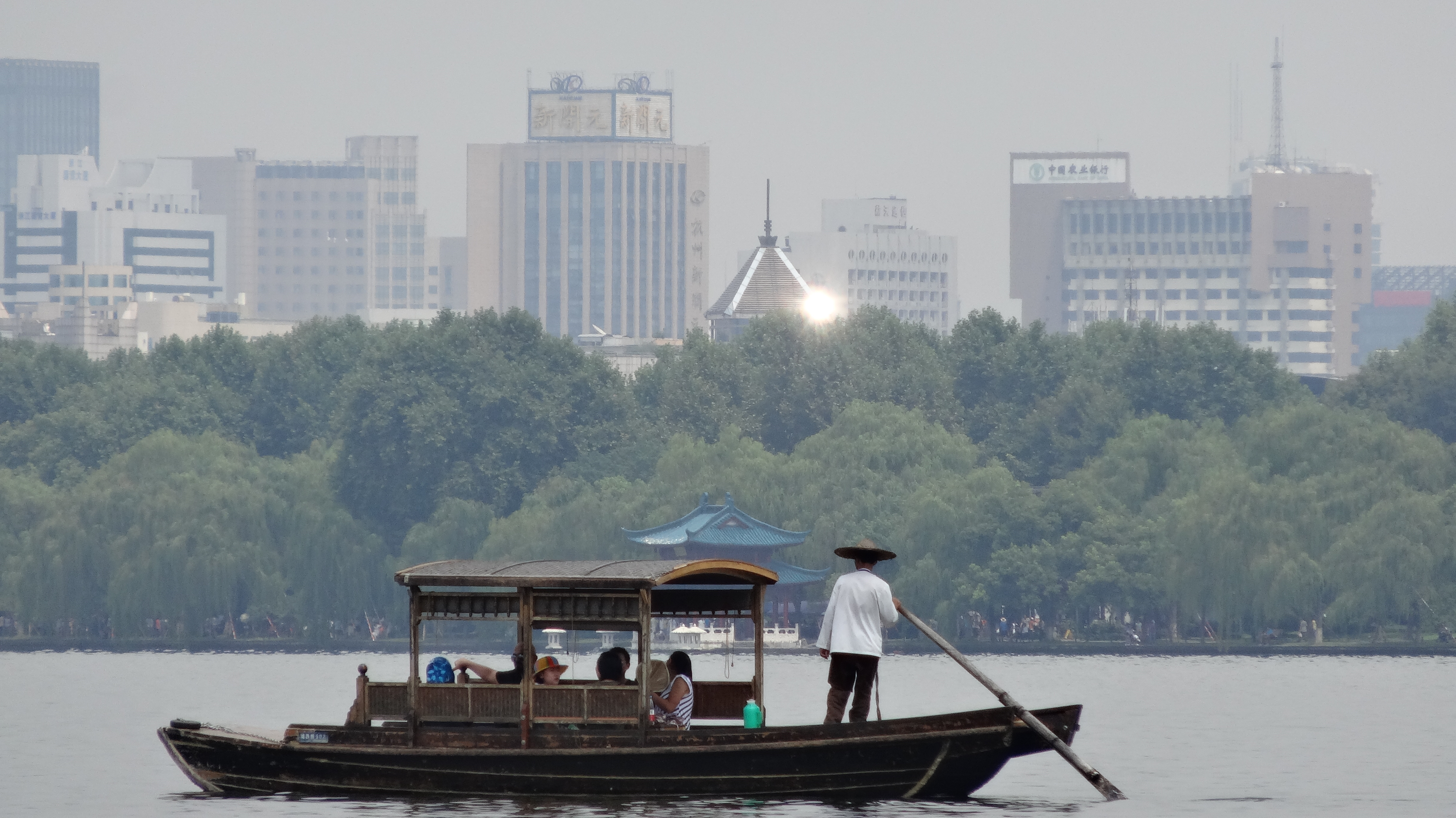 中国、杭州にて。西湖を行く手漕ぎ遊覧船。