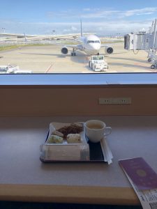 ANAラウンジで飛行機を見ながらの朝食、おにぎり、焼きそば、コーヒー