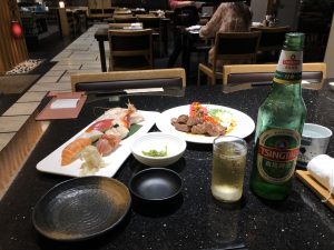 スイスホテル内の日本料理店で注文した寿司、サイコロステーキ、青島ビール