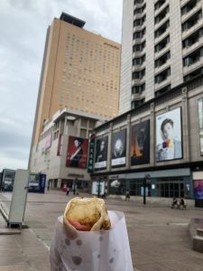 手抓饼、スイスホテル前にて食べる