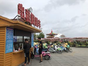 東港音楽噴水広場のレンタル自転車の店。見せ前には自転車がたくさん並んでいる。