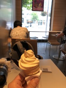 マクドナルドのソフトクリームと店内の様子