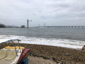 星海広場の浜辺から見える星海湾大橋の風景