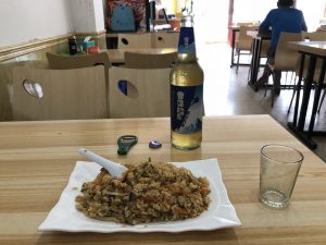 テーブルに乗せられた茄子チャーハンとビール