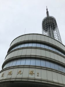 大連のテレビ塔を入り口前から見上げた様子