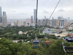 テレビ塔から労働公園へ降りるリフトからの風景。公園の向こうにビル群が見える。