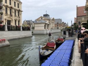 ベニス運河を模した東方水城のゴンドラ乗り場から眺める運河の様子