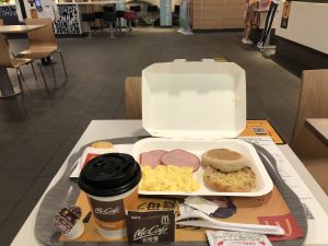 マクドナルの朝食セット。パン、ハム、スクランブルエッグ、コーヒー