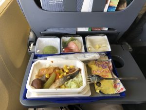 大連から関空へ向かうANA便の機内食。