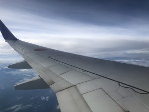 大連から関空に向かう飛行機の窓からの風景。翼が見える。