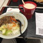 中国の吉野家で食べる丼と豆乳