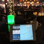 上海のカフェでiPadのアプリに映るFlightRadar24の画面