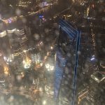 雨の中、上海タワーから見下ろす夜の上海環球金融ビル