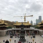 屋根が金色の上海の静安寺