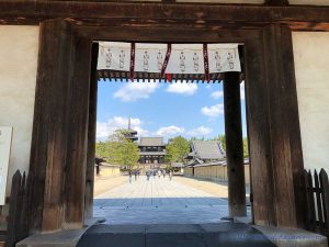 法隆寺の南大門から除く五重塔